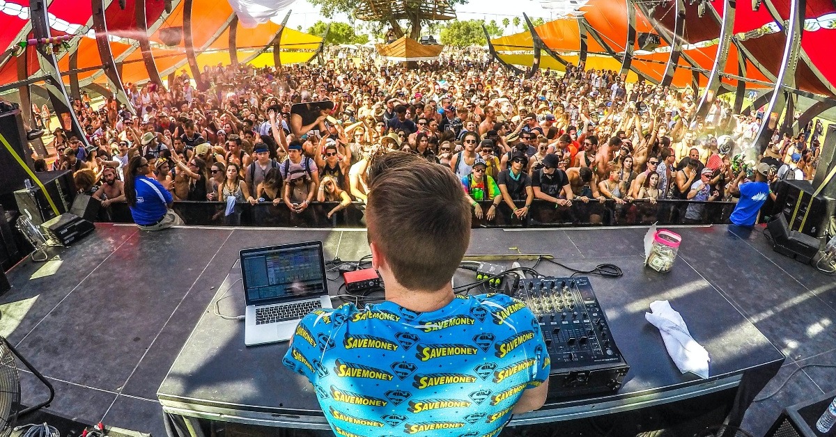 DJ die draait op een festival voor een juichend festivalpubliek