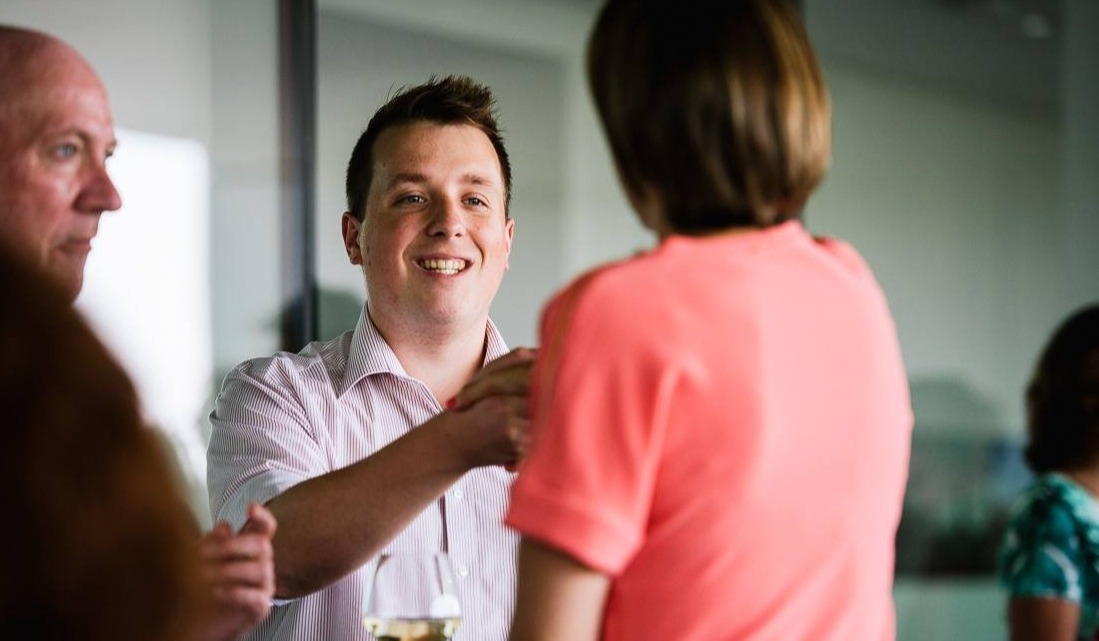 Dennis in gesprek met een collega